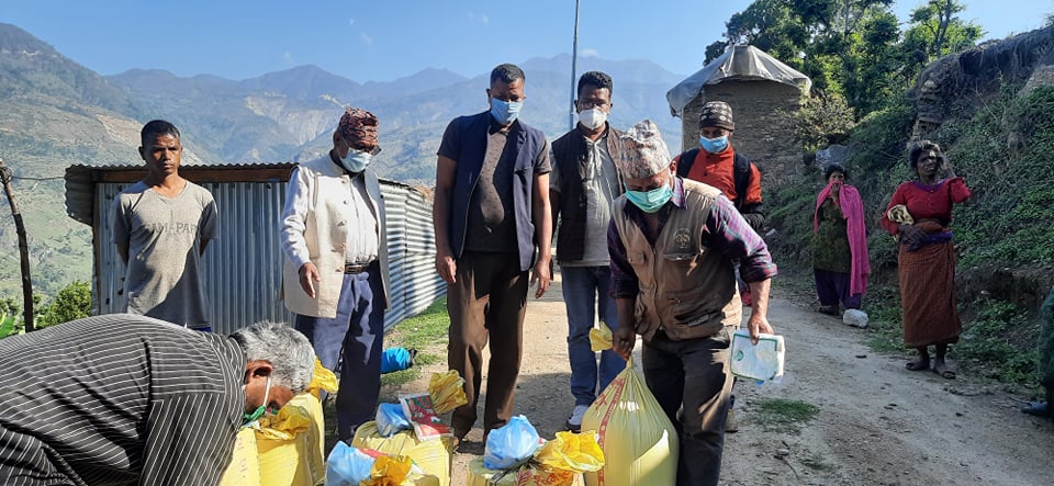 समाजसेवी भरत बुढाको पहलमा १० परिवारलाई राहत बितरण