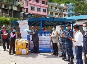 जिल्ला कोभिड व्यवस्थापन समिती बझाङलाई अक्सीजन सिलिण्डर सहितका स्वास्थ्य सामाग्री हस्तान्तरण