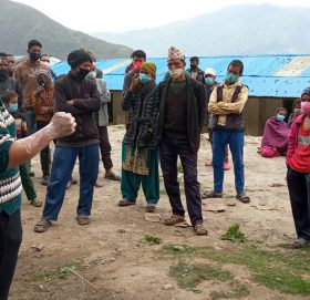 दुुर्गम गाउँमै पुगेर कोरोना संक्रमितको उपचार तथा परामर्श दिदै डा. जस्मिता बलमपाकी