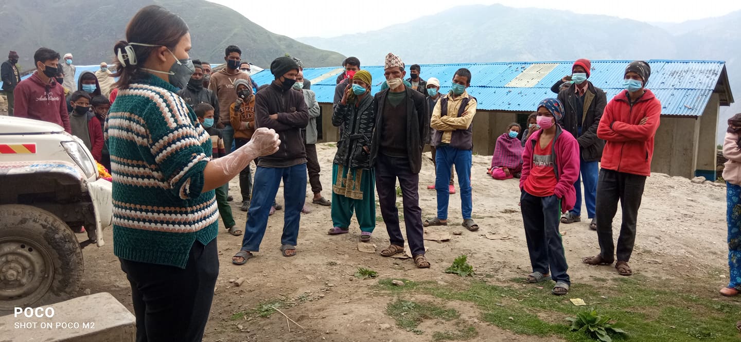 दुुर्गम गाउँमै पुगेर कोरोना संक्रमितको उपचार तथा परामर्श दिदै डा. जस्मिता बलमपाकी