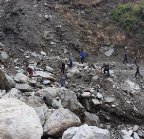 बाढि र पहिरोले साँफे-मार्तडी सडक अबरोध ( भिडीयाे सहित )