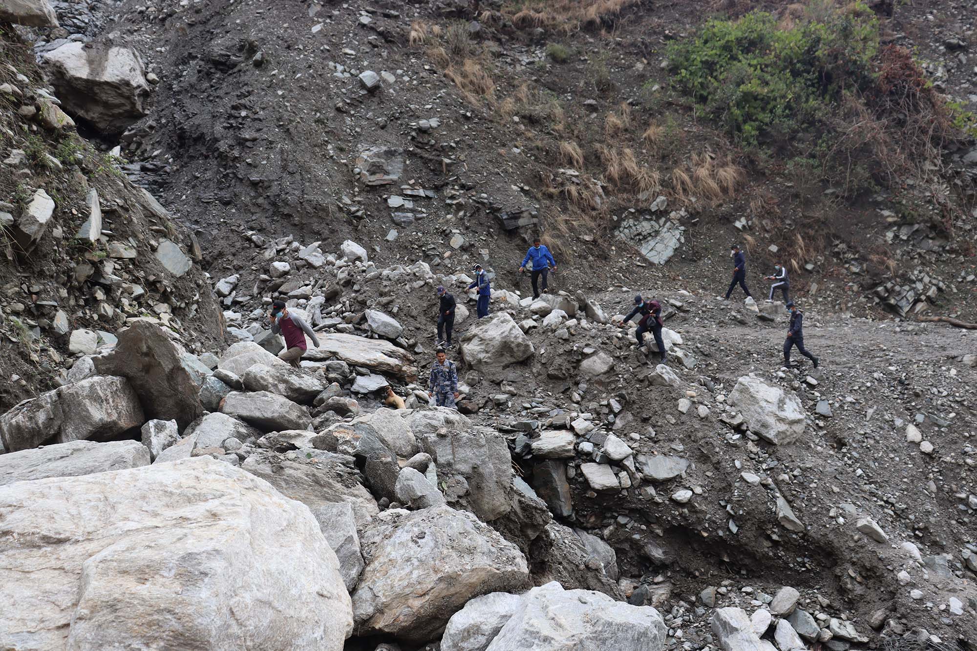 बाढि र पहिरोले साँफे-मार्तडी सडक अबरोध ( भिडीयाे सहित )