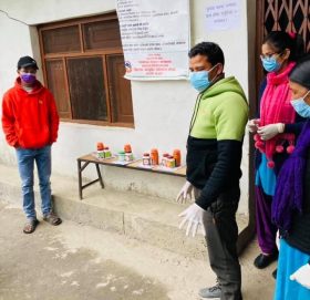 जिल्ला आयुर्वेद स्वास्थ्य केन्द्र बाजुरा कोरोनाका बिरामीलाई खोजेर परामर्श तथा सेवा दिदै