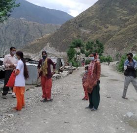 हिमाली गाउँपालिकाको घर घरमा पुुगे स्वास्थ्यकर्मी, कोरोनाको जाँच तथा परामर्श दिदै