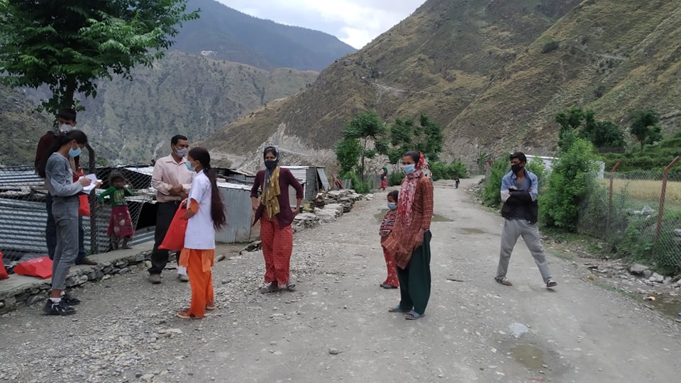 हिमाली गाउँपालिकाको घर घरमा पुुगे स्वास्थ्यकर्मी, कोरोनाको जाँच तथा परामर्श दिदै