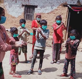 कोरोनाका कहर बाट बच्न गाउँगाउँमा सचेतना फैलाउदै