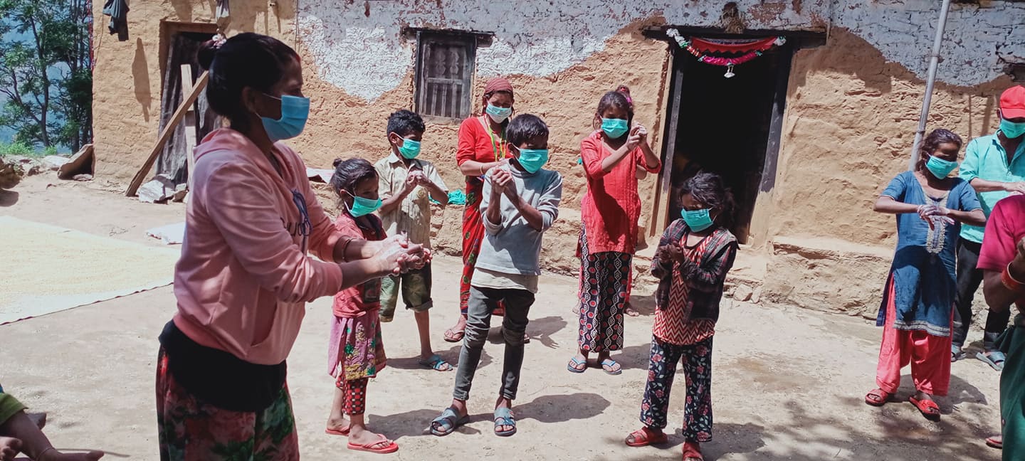 कोरोनाका कहर बाट बच्न गाउँगाउँमा सचेतना फैलाउदै