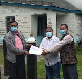नागरिक अगुवाद्धारा बाजुरामा अक्सिजन सहित सिलिन्डर हस्तान्तरण