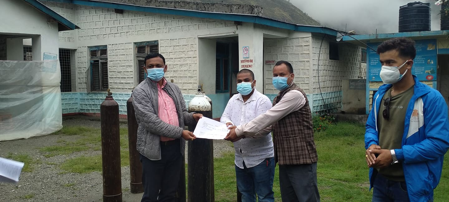 नागरिक अगुवाद्धारा बाजुरामा अक्सिजन सहित सिलिन्डर हस्तान्तरण