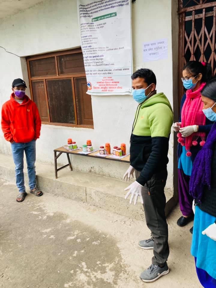 जिल्ला आयुर्वेद स्वास्थ्य केन्द्र बाजुरा कोरोनाका बिरामीलाई खोजेर परामर्श तथा सेवा दिदै