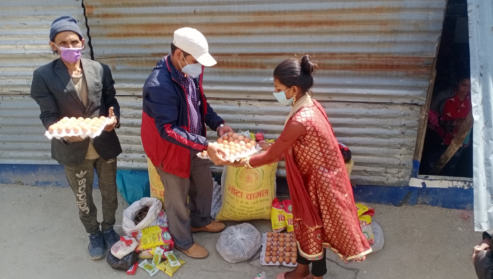 कोरोना प्रभाबित तथा खाद्य संकट परिवारलार्ई खाद्यन्न सहयोग