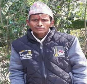 जिल्ला हुलाक कार्यालयका लेखापाल खत्रीले अक्सिजन ब्यबस्थापनका लागि १० हजार सहयोग