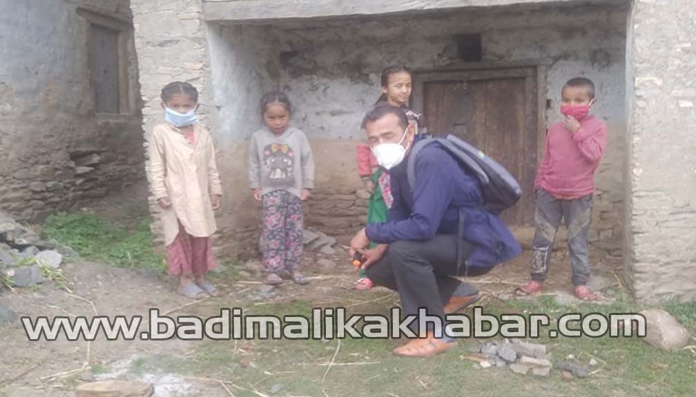 कोरोना रोकथामका लागि गाउँ गाँउमा चाेयाकाेटका  शिक्षक