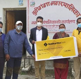 सिद्धार्थ बैकंद्धारा बुढिगंगा नगरपालिकालाई कोरोना रोकथामका लागि २ लाख सहयोग