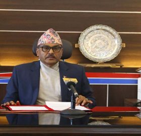 अर्थव्यवस्था फेरि अनिश्चिततातर्फ धकेलियो : गर्भनर