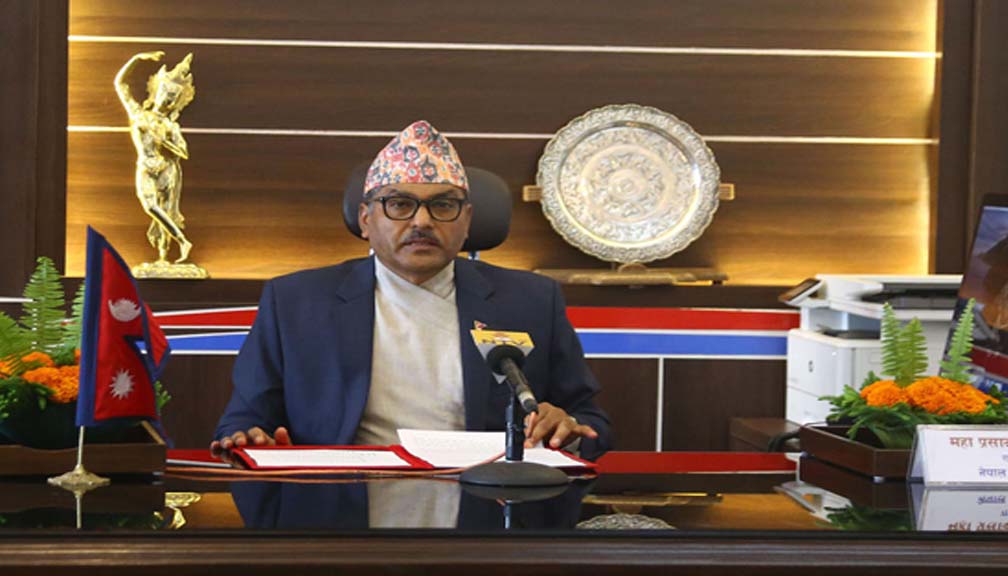 अर्थव्यवस्था फेरि अनिश्चिततातर्फ धकेलियो : गर्भनर