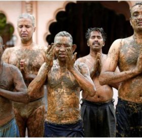 हाँस्नु कि रुनु ? गोबर दलेर कोरोना भगाउने कोसिस !