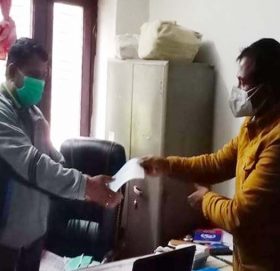 जिल्ला हुलाक कार्यालय प्रमुख सुनारले अक्सिजन ब्यबस्थापनका लागि ५ हजार सहयोग