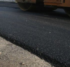 खप्तड जोड्ने सडकमा कालोपत्रे शुरु