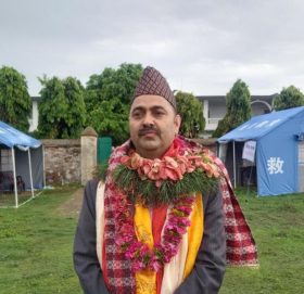 राष्ट्रिय सभामा निर्वाचित खिमलाल देवकोटाले सपथ लिँदै