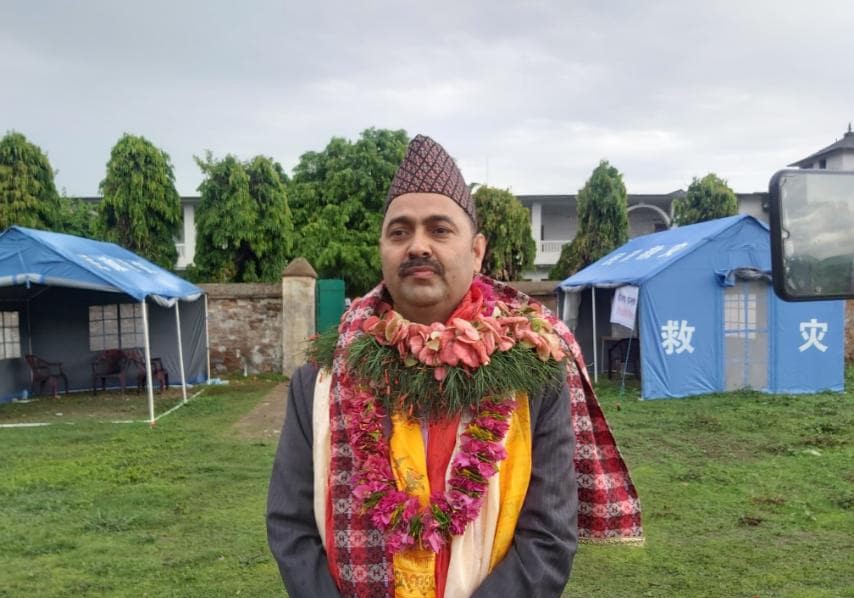 राष्ट्रिय सभामा निर्वाचित खिमलाल देवकोटाले सपथ लिँदै