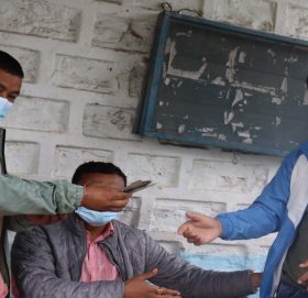 एलबी कन्टकस्नका संचालक खड्काले अक्सिजन ब्यबस्थापनका लागि १० हजार सहयोग