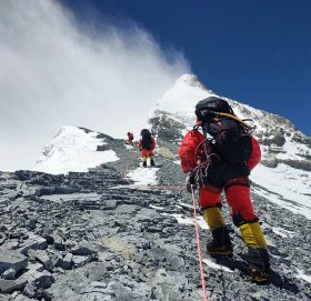 सगरमाथा क्षेत्रमा एक महिनामै पुगे ९ हजार पर्यटक