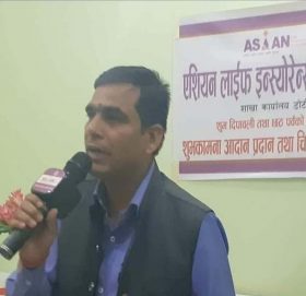 एशियन लाईफ इन्सरेन्स डोटीका प्रबन्धक पण्डितले अक्सिजन ब्यबस्थापनका लागि ५ हजार सहयोग