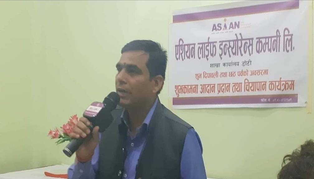 एशियन लाईफ इन्सरेन्स डोटीका प्रबन्धक पण्डितले अक्सिजन ब्यबस्थापनका लागि ५ हजार सहयोग