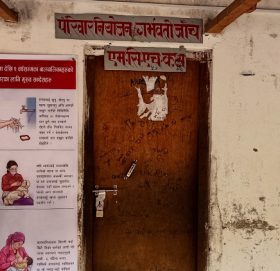 विरामी अस्पतालमा रोकिए, ताला लगाएर डाक्टर भागेपछि…