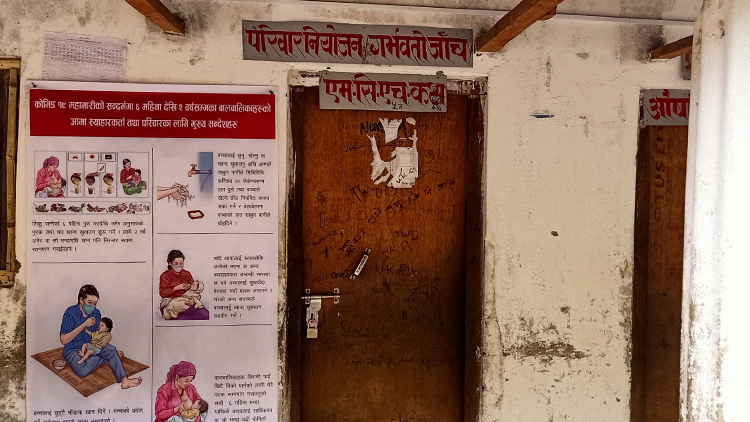 विरामी अस्पतालमा रोकिए, ताला लगाएर डाक्टर भागेपछि…