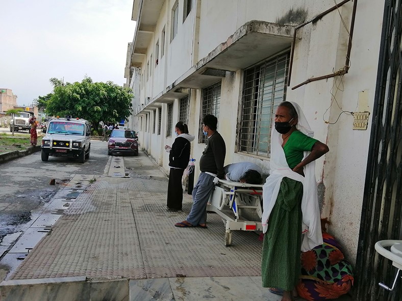 विराटनगरमा बेड अभाव: अस्पताल बाहिर बिरामी कुरेकोकुर्यै, डाक्टर भेट्नै गाह्रो