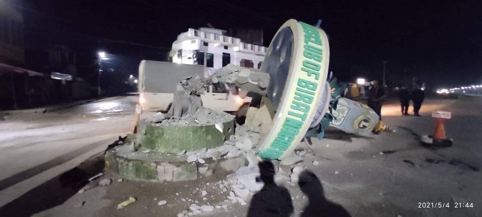 ट्रक ठोक्किएर स्तम्भ भाँचियो