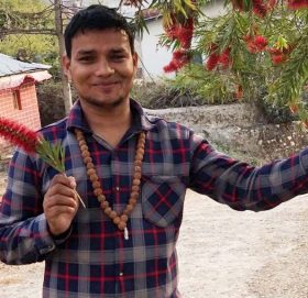 बडिमालिका नगरपालिकाका सवारी चालक सुर्य बडुवालले अक्सिजन ब्यबस्थापनका लागि सहयोग