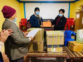 तरुणदल अध्यक्ष ऐडिद्धारा बझाङमा स्वास्थ्य सामाग्री बितरण