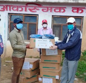 नेपाल रेडक्रसद्धारा जिल्ला अस्पताललाई स्वास्थ्य सामग्री सहयोग