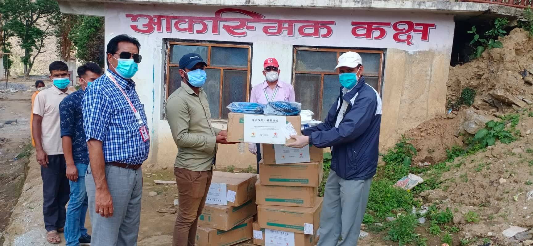 नेपाल रेडक्रसद्धारा जिल्ला अस्पताललाई स्वास्थ्य सामग्री सहयोग