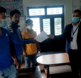 सार्वजनिक जग्गा छोडेर पर्खाल निर्माण गरेको भन्दै अनेरास्वीयु र युवा संघ नेपाल कार्यवाहीका लागि प्रशासनमा