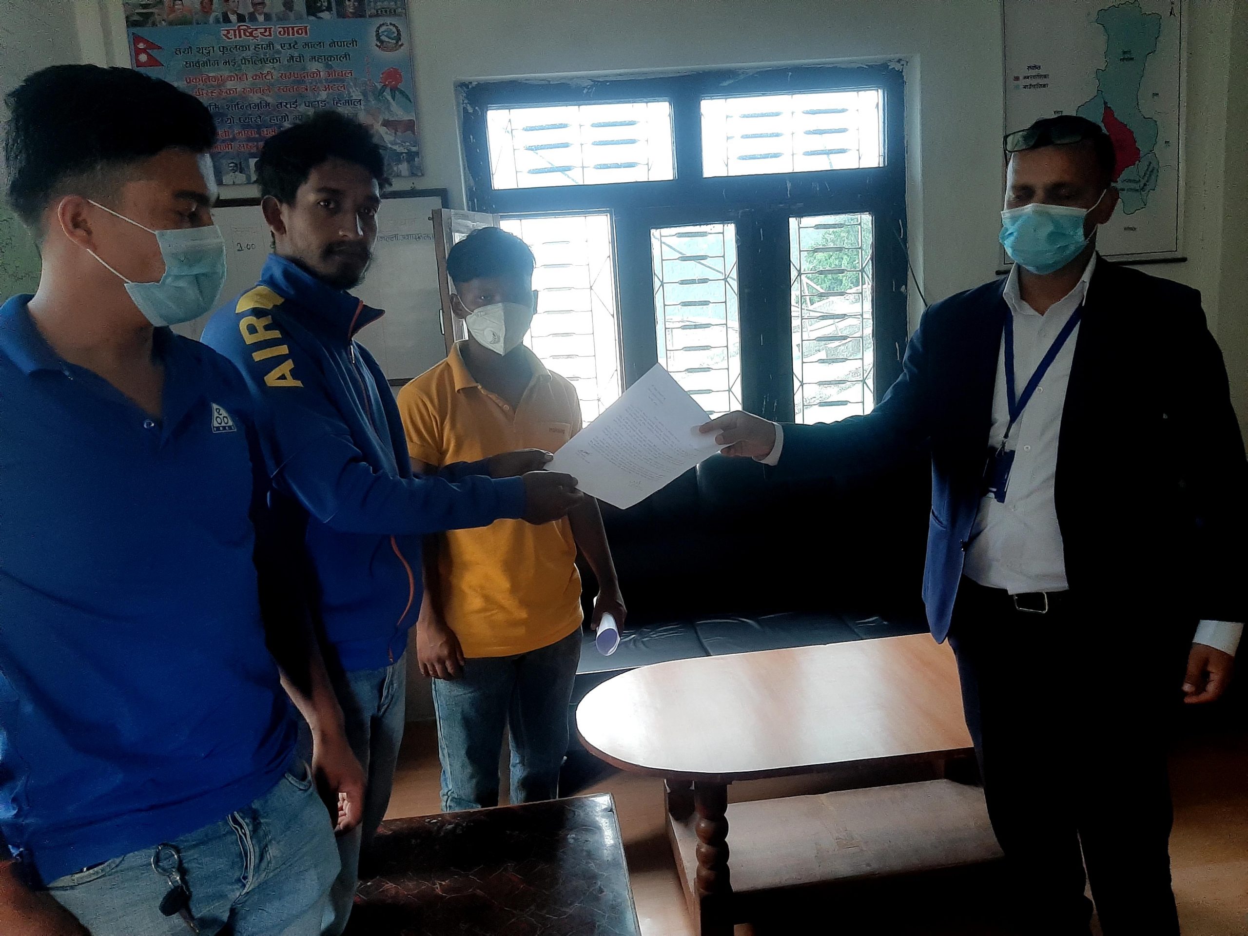 सार्वजनिक जग्गा छोडेर पर्खाल निर्माण गरेको भन्दै अनेरास्वीयु र युवा संघ नेपाल कार्यवाहीका लागि प्रशासनमा