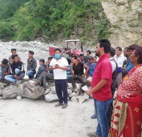 योजना सम्झौता नगरी रकम फ्रीज गर्न खोजको भन्दै स्थानियद्धारा सडक अबरोध