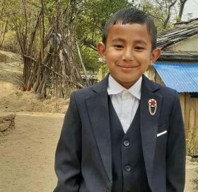 मृतक खत्रीका छाेराकाे पालन पाेषणमा,गाउँपालिका अध्यक्षले गरे ३० हजार सहयोग