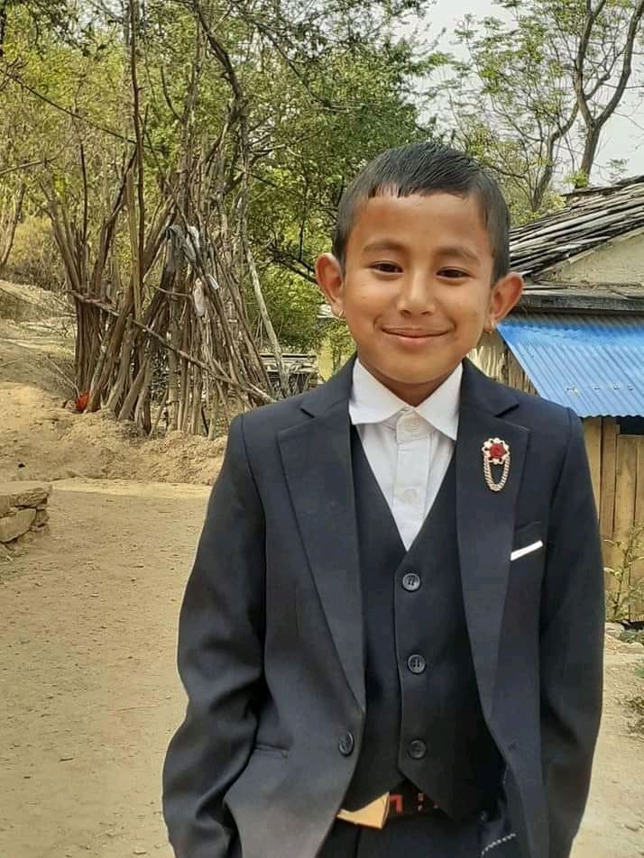 मृतक खत्रीका छाेराकाे पालन पाेषणमा,गाउँपालिका अध्यक्षले गरे ३० हजार सहयोग