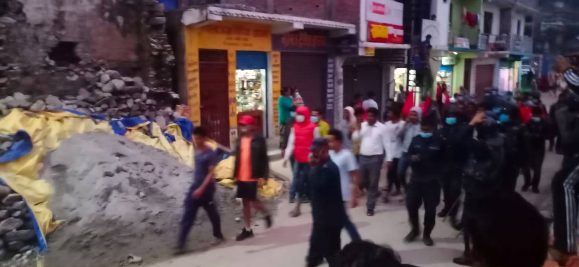 बाजुराको सदरमुकाम मार्तडीमा झडप, प्रहरी माथि ढुङ्गा प्रहार (भिडियाे सहित)