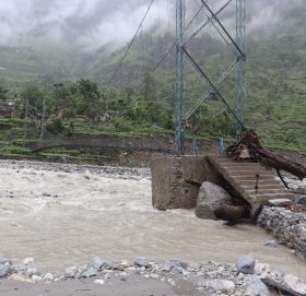 बडिमालिकाको घागरमा रहेको झोलुंगे पुल उच्च जोखिममा