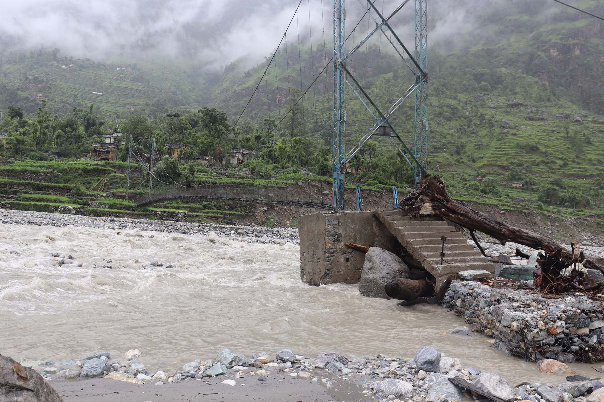 बडिमालिकाको घागरमा रहेको झोलुंगे पुल उच्च जोखिममा