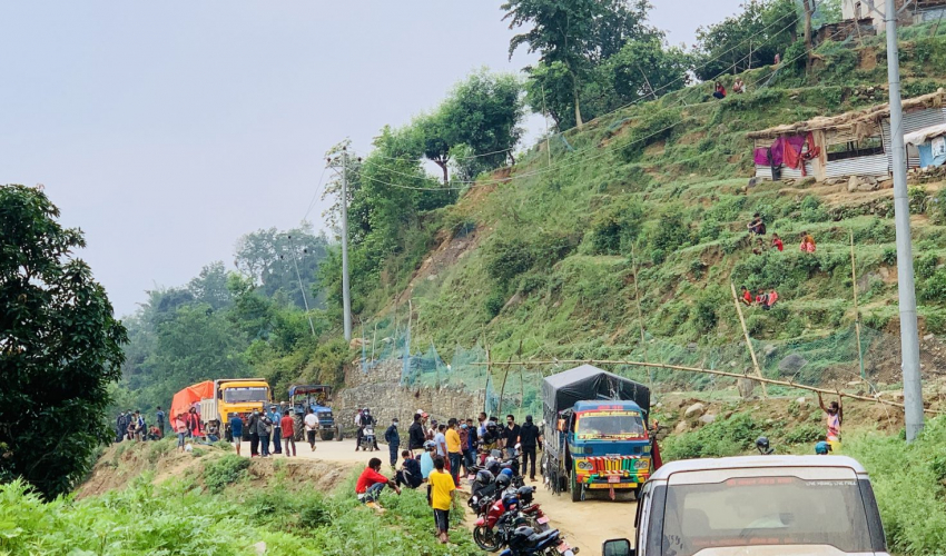 साँफेबगर–बाजुरा सडक खण्डमा चक्काजाम