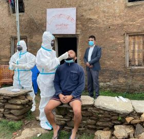 बुढिगंगामा कोरोना जाँच गर्न घरघरमा स्वास्थ्यकर्मी, सान्त्वना दिन नगरप्रमुख शाह गाउँमा