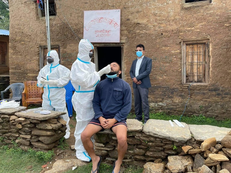 बुढिगंगामा कोरोना जाँच गर्न घरघरमा स्वास्थ्यकर्मी, सान्त्वना दिन नगरप्रमुख शाह गाउँमा