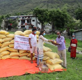 बडिमालिका खबरकाे पहलमा ५१ मुक्त हलिया परिवारलाई खाद्यन्न सहयोग