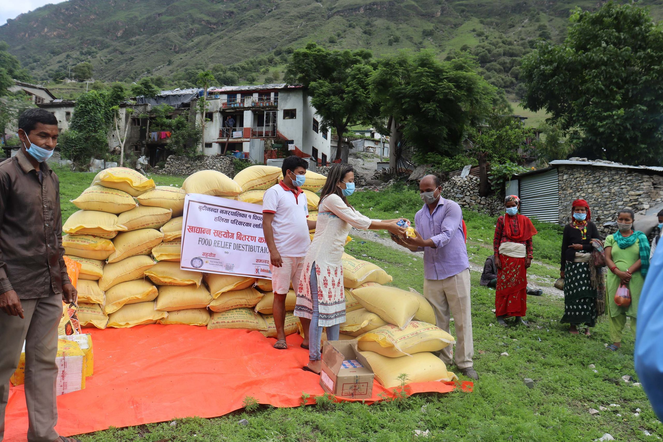 बडिमालिका खबरकाे पहलमा ५१ मुक्त हलिया परिवारलाई खाद्यन्न सहयोग